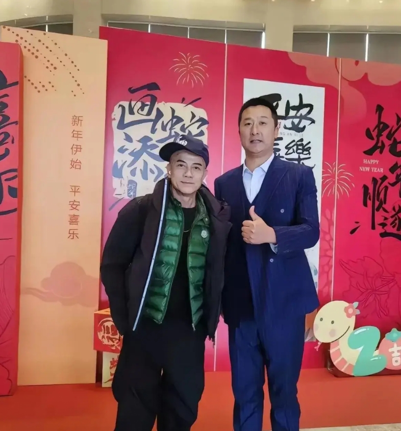 郭富城真的不适合戴帽子，这几张在安徽的照片中，戴上棒球帽的郭富城显得十分苍老，脸