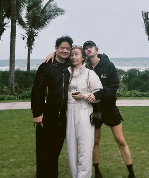 王嘉尔晒出和爸妈的合照，搂着妈妈周平和爸爸王锐基。三人笑容灿烂，嘴角弧度相似，传
