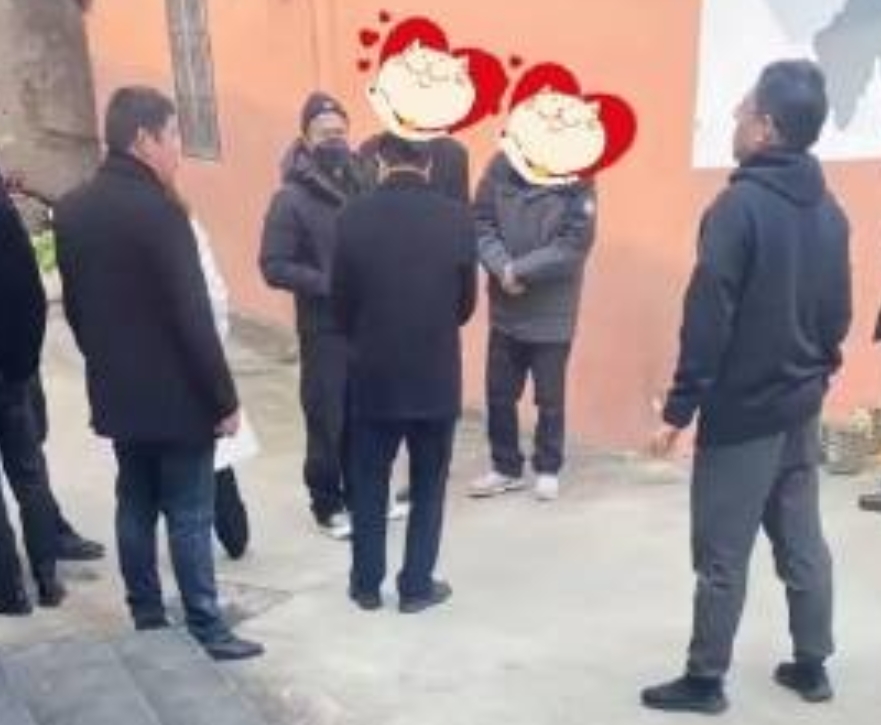 惊闻郭富城又回芜湖啦！以往舞台上光芒万丈、时尚帅气的他，这次亮相可让人有点意外。