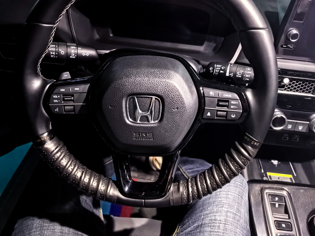 方向盘缠绕把套
丑是丑了点！但是好用