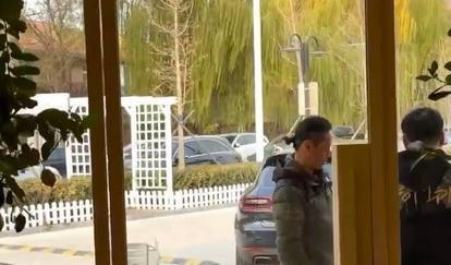 梁洛施新恋情炸锅！和导演马浴柯街头撒糖太甜啦
家人们，娱乐圈又爆大瓜啦！谁能想到