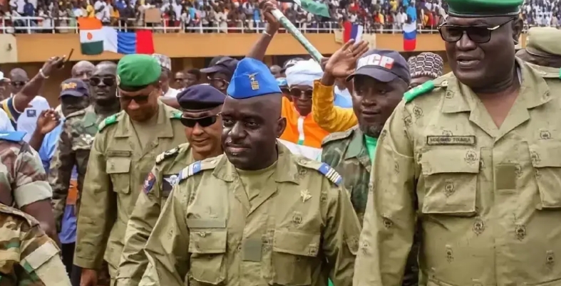 该出手时就出手，怎么保护中国企业在外国不被欺负呢？
尼日尔一个非洲小国家，我们帮