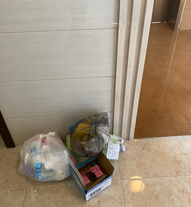 我和室友的矛盾就因为垃圾。每晚洗漱完，我会把当天的生活垃圾整理好放在门口，第二天