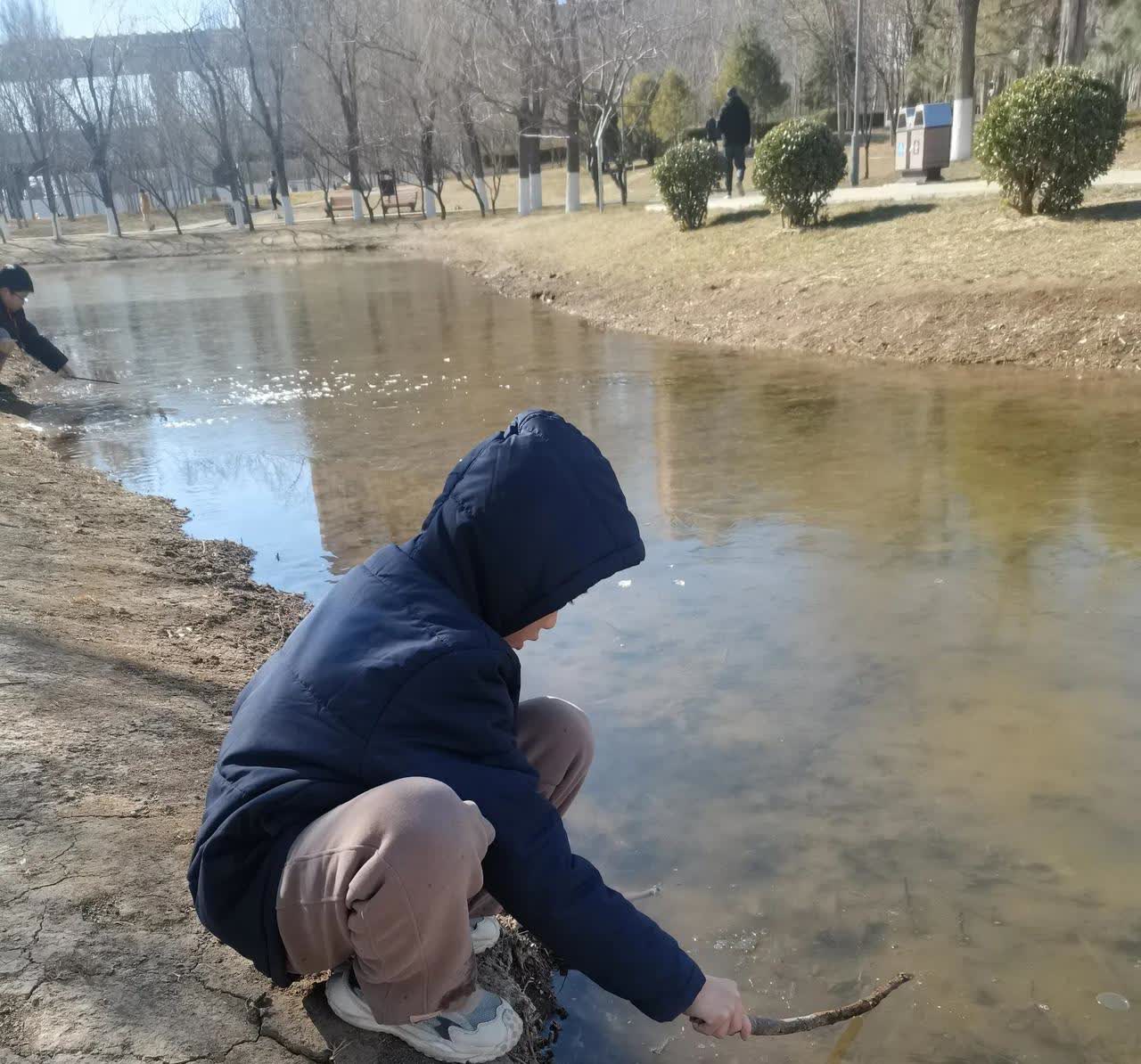 儿子上二年级，我发现了一个规律，只要某天作业多，他必定会闹气。
看到作业多，先