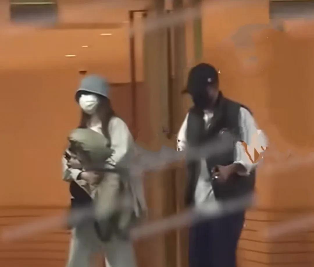 近日，去德云社看演出的文章和女友被媒体拍到，两个人武装的十分严实，只露出眼睛，离