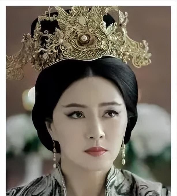 公元300年，齐王司马冏等人带着大批士兵冲入内宫，贾南风骂道：“拴狗当拴颈，我反