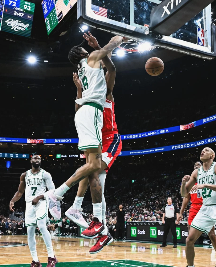 凯尔特人官方更新，晒出一张凯尔特人球员约什-米诺特的赛场照与球迷分享。
“约什-