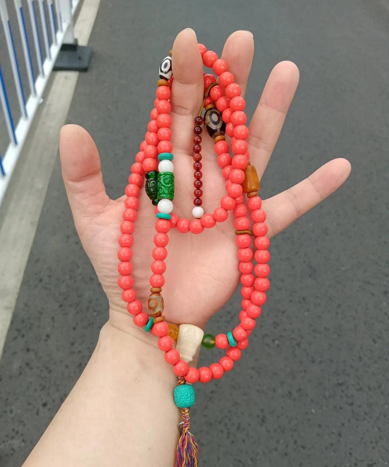 等了一年了，也是缘分，结缘了这串怀业念珠，还是橘红色的。自己做了配饰，接下来就是
