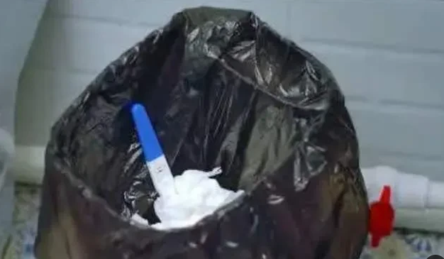 要抑郁了
出差三天
回家在垃圾桶发现验孕棒
我问老公是不是你带人回家了
我走的时
