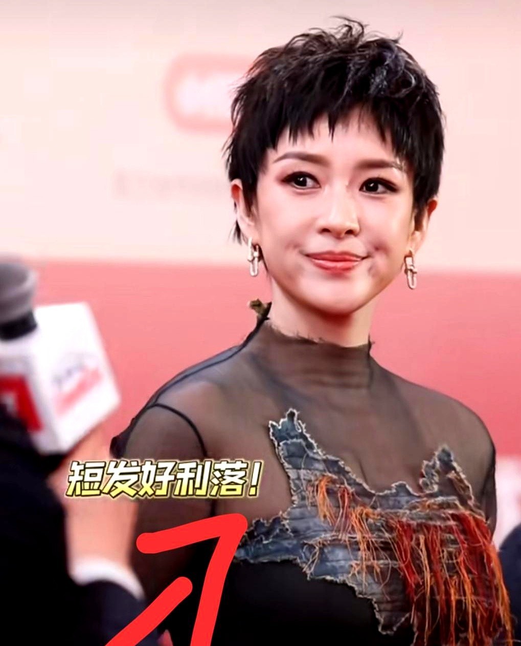 我发现一个玄学

凡是和章子怡一起走红毯的女星，最后都会沦为配角，上海国际电