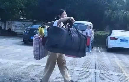 扁担女孩被流量吃干抹净：六个真相背后的现实荒诞
一个挑扁担的农村女孩视频传网上，
