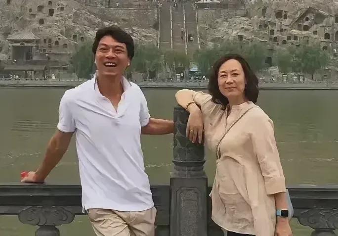 前世界冠军江嘉良携夫人吴玉芳(人生挚爱)游览了洛阳龙门石窟。岁月似乎并未在二老身