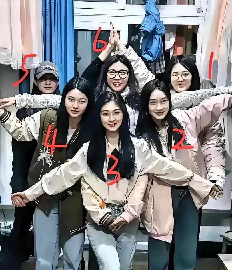 不管是韩国人也好，还是日本人也罢，即便都身着中式服装，他们与中国人在细微之处还是