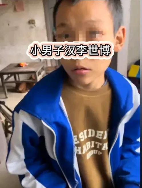 儿食剩骨，正餐奉母，河南南阳小学二年级学生李士搏把学校里自已的免费午餐拿给智障的