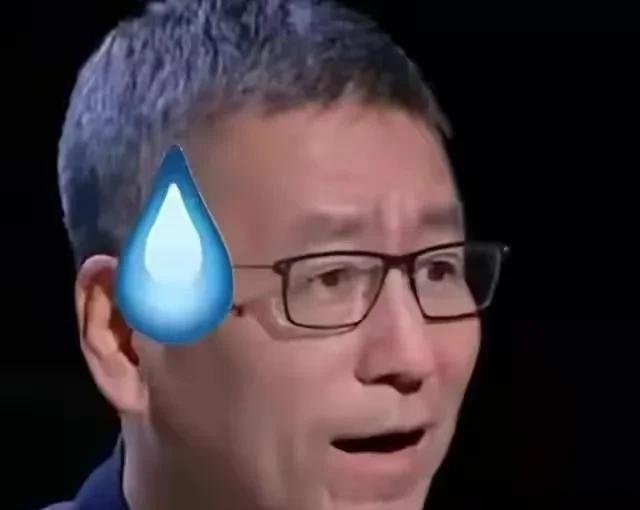 白岩松踢足球摔倒后久久起不来，他不会是躺平了吧？
这时候我们是不是可以问问他“ 