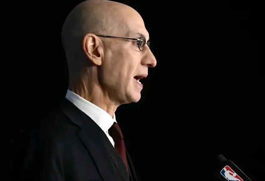 欲盖弥彰！肖华终于坐不住了！
对于独行侠队以1.8%的逆天概率抽中状元签，大家伙