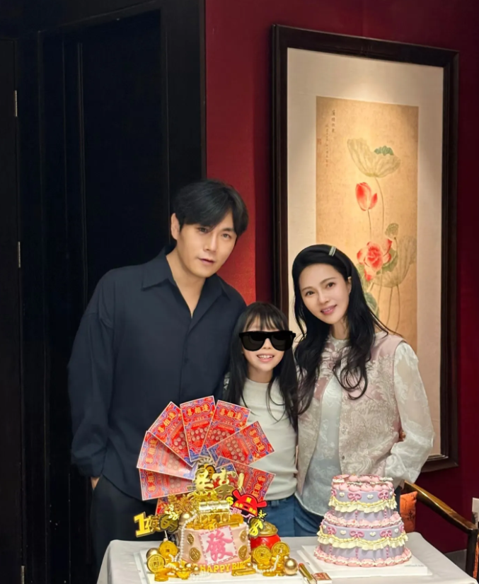 伊能静57岁生日，老公秦昊和女儿米粒陪伴左右，伊能静被真的被宠成的小公主，很年轻