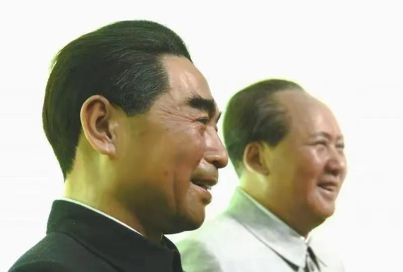 看着照片里周总理和毛主席，心里特别有感触。他们一辈子为咱国家、为百姓拼命，把新中