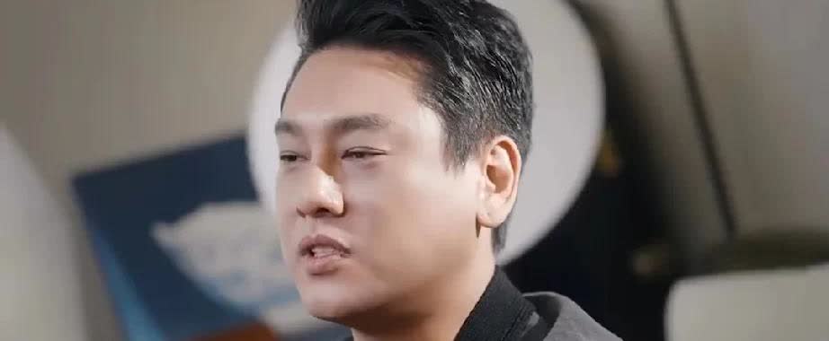 “我没有最铁的朋友。”

一句话，把主持人噎住，也把观众炸醒。

镜头里