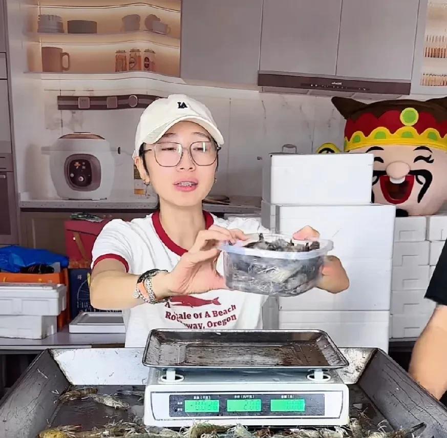 真佩服秋天妈妈顽强的意志力。
今天看到秋天妈妈直播卖虾，不紧不慢，娓娓道来。直播