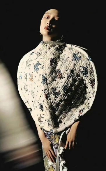 王诗龄穿上高定美翻天！不愧是李湘的女儿，从小富养的公主，这气质拿捏的死死的，和奚