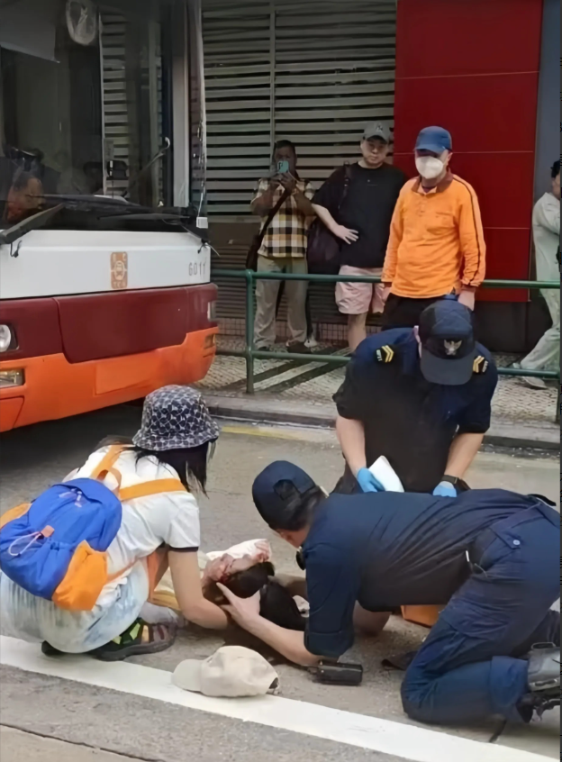 澳门“冷酷”的交通法规，反倒赢得了大片叫好声！

两名内地女子到澳旅游，横穿马路