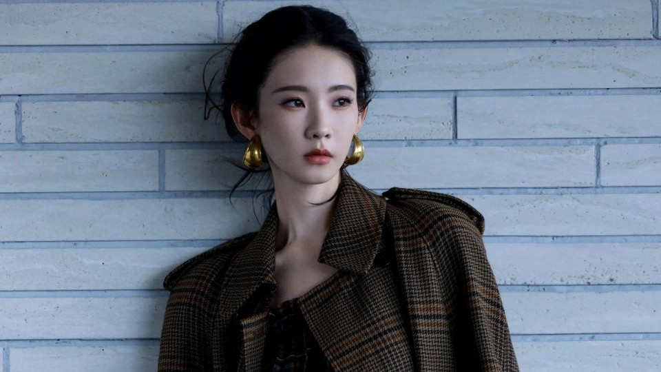 张艺凡：性感黑丝美腿！风衣 + 露腿的松弛感，是 25 岁的风格宣言