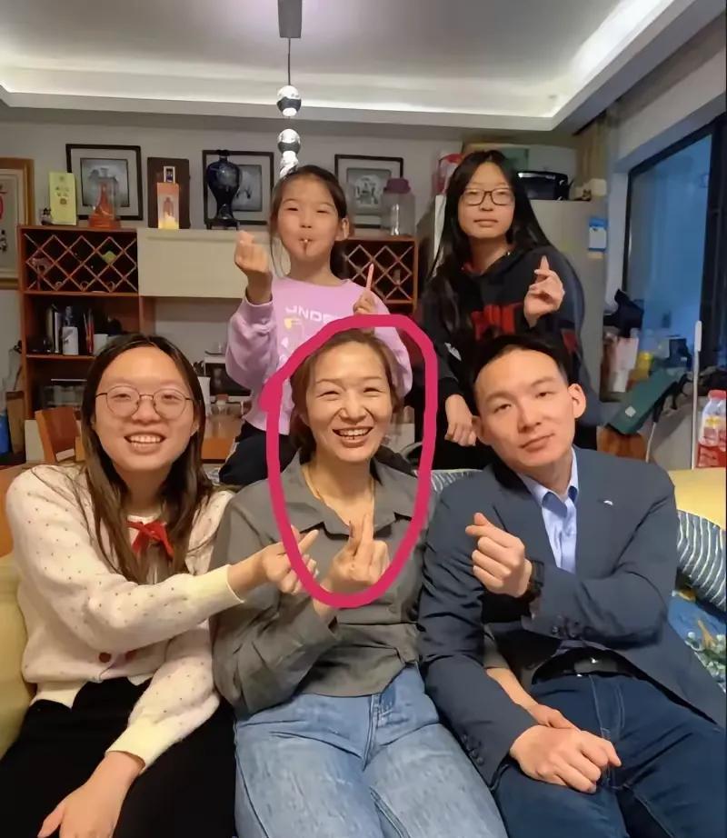 老谢消停了，亲妈又接上了，就像轮番式轰炸，还让不让浩楠好好上学了？
浩楠妈妈，吃