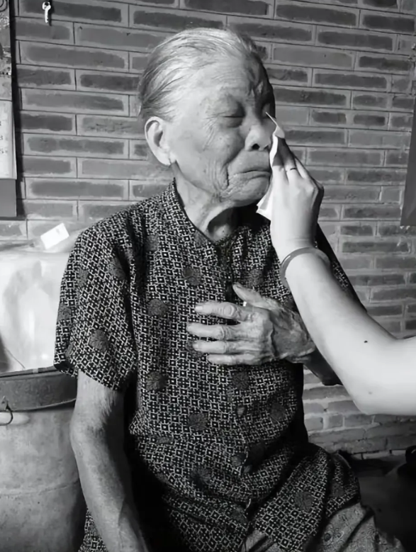 1939年，19岁少女被日军推进洗澡房，翻译官笑眯眯的说：“你有福了，你很漂亮，
