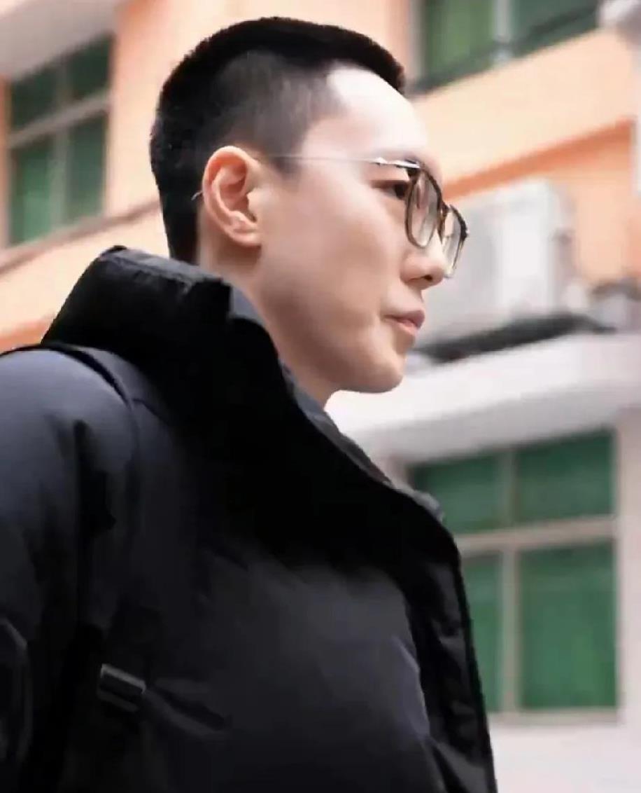 胡明轩得意洋洋出发上海，徐杰也一副趾高气昂的样子，怒我直言，上海男篮将士们你们看