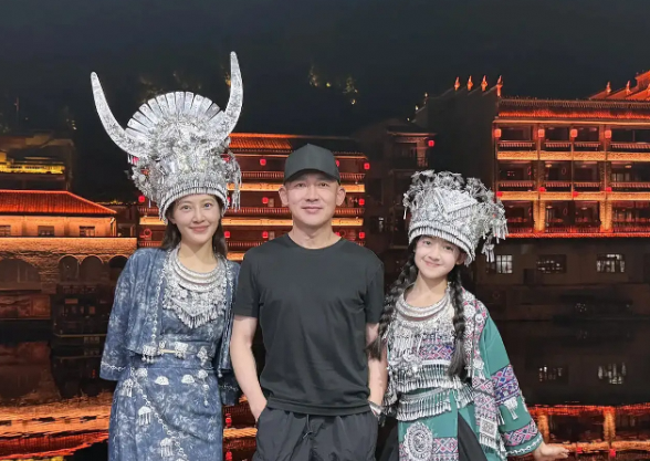 聂远携妻女镇远古城游 秦子越母女民族服饰吸睛
