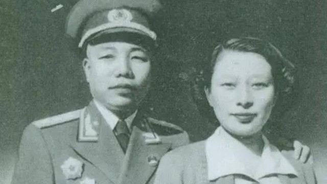 1975年开国上将萧华到饭店吃饭，一伙流氓叫他让位，将军如何解决