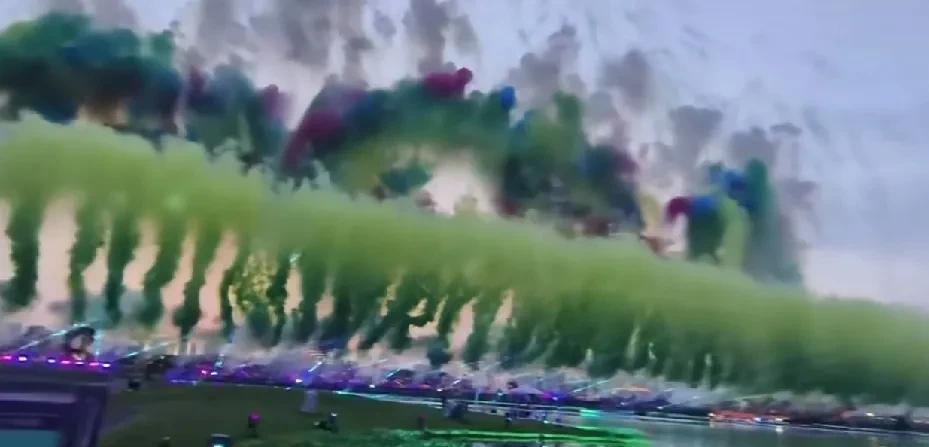 这世运会烟花
色彩的现代感和天空交相辉映，
太别致了...！[赞][赞]