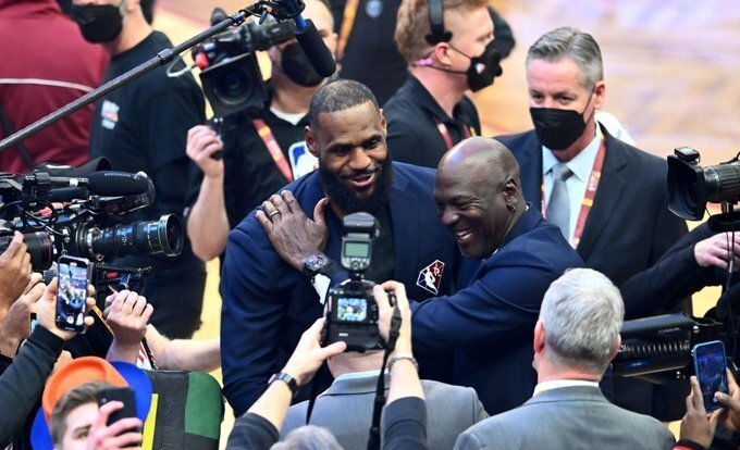北京时间4月1日，ESPN名记布兰登-罗宾逊爆料，迈克尔-乔丹在高尔夫球场上与查