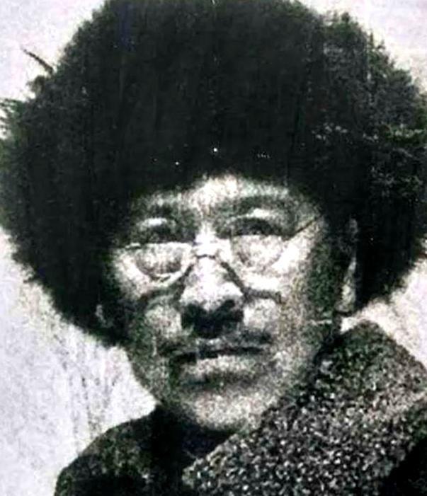 1937年，日军将戴凤龄死死夹在两面铁板之间，用铁丝紧紧捆住全身，泼洒汽油后，狞