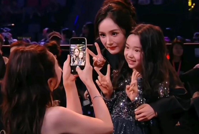 尖叫之夜小酒窝成团宠，杨幂白鹿与其合照，董璇亲自为女儿拍照 ​​​