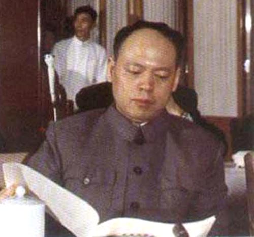 姚文元为了写《评新编历史剧〈海瑞罢官〉》，真是拼了老命