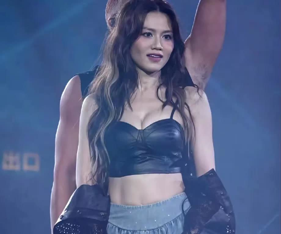 林峯演唱会周秀娜表演嘉宾，感觉还是和徐子珊有默契一点，这两个感觉不搭，女的动作不