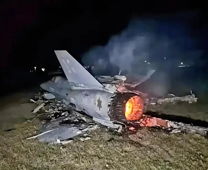 F-35被伊朗击毁！任何先进的战机在绝对的火力面前也是一堆烂铁。
看似以伊战争，