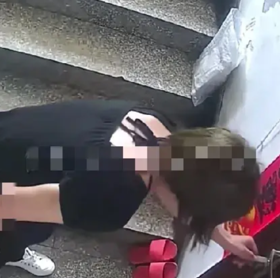 近日，吉林一男子头戴假发，打扮成女子的样子来到一小区，用事先准备好的工具，挨家挨