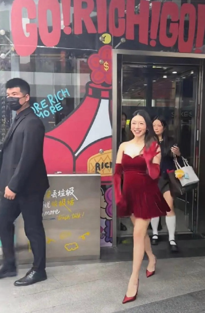 程晓玥，算是个狠人了！肚子这么大居然还穿着细高跟到处参加活动的，娱乐圈里估计她是