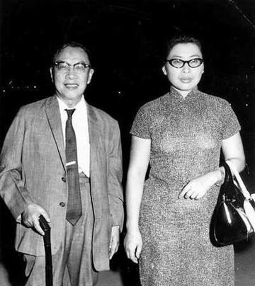 1956年，国学大师钱穆三婚迎娶27岁胡美琦。新婚夜，他盯着如花似玉的娇妻，突然