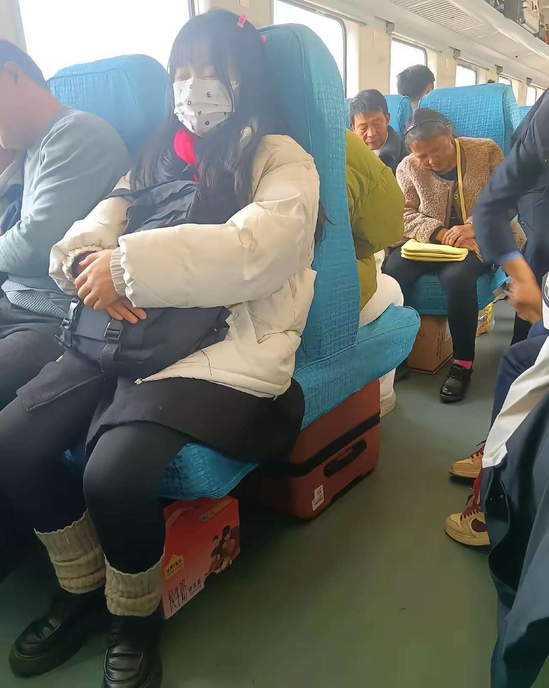 看到我，她就故意摘下口罩，是不是在暗示什么
