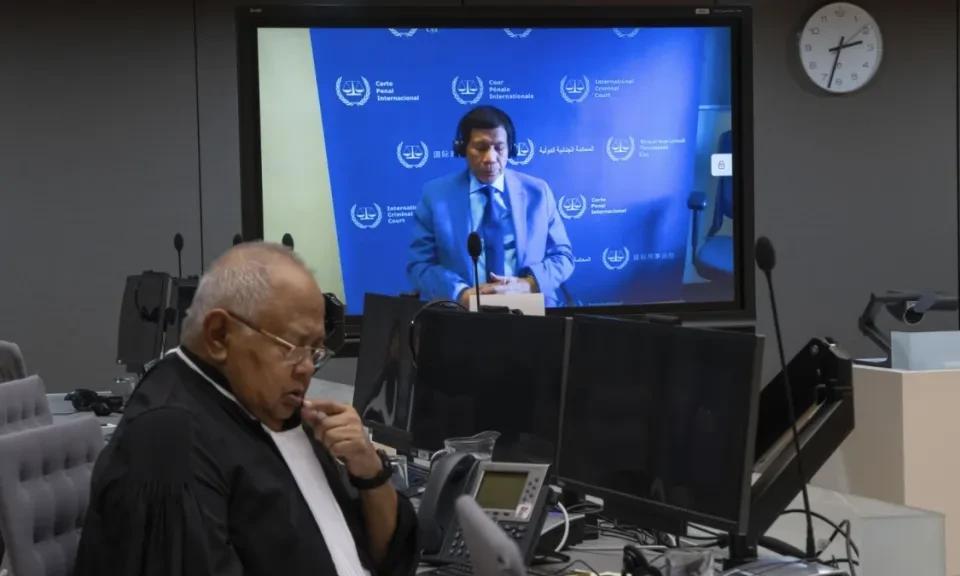 第一个为杜特尔特辩护的实际上不是律师，而是他的前文官长萨尔瓦多·梅迪亚尔德亚，也