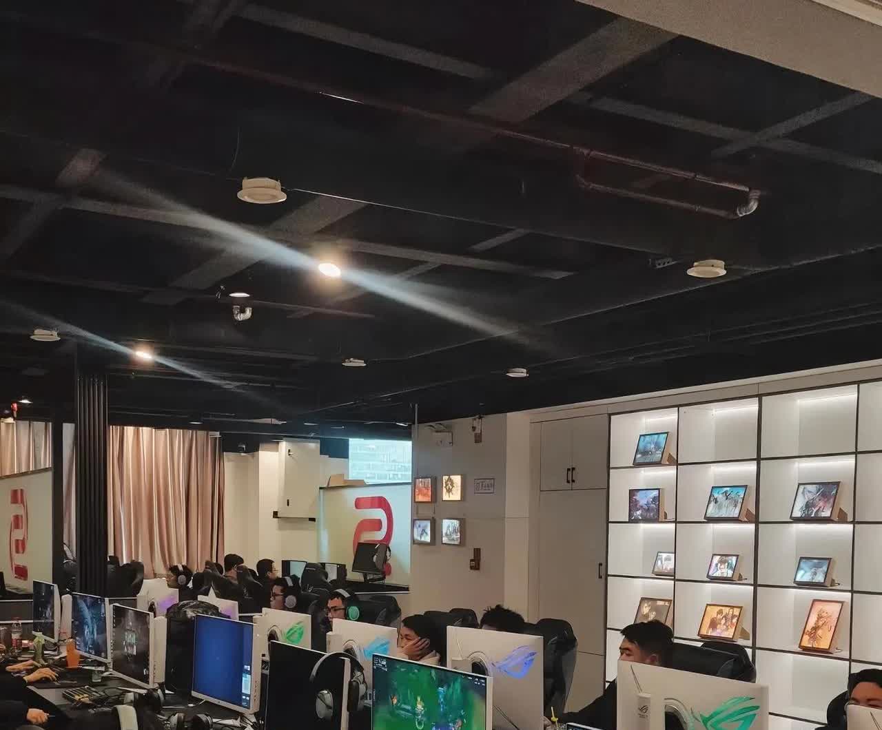 真的就是
人不要脸，天下无敌
上海一男子在网吧，不敢
明目张胆睡觉，竟然偷