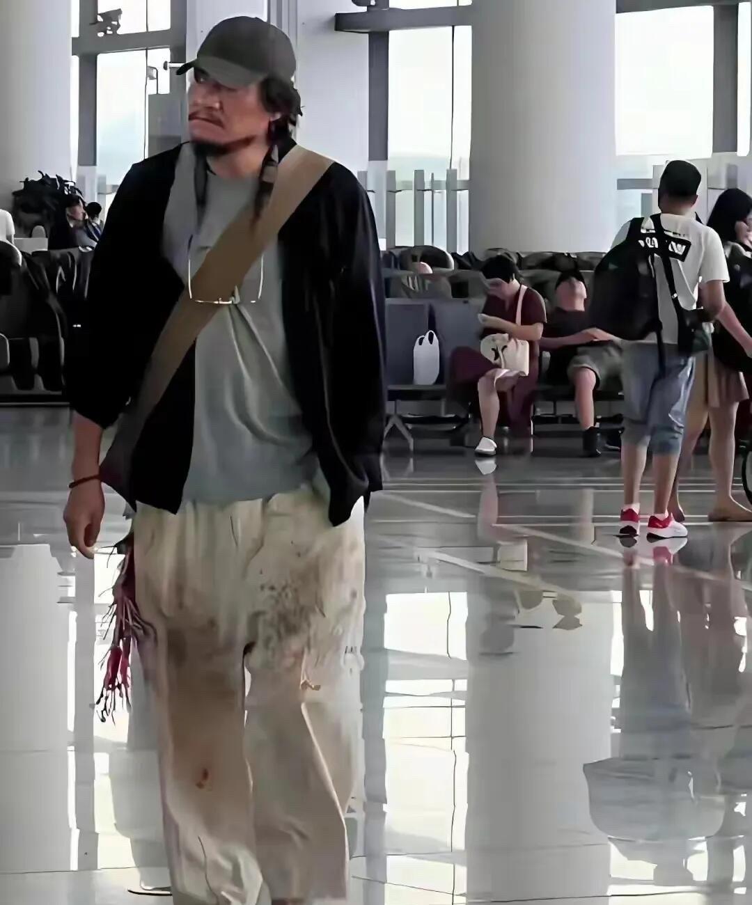 天呐，当初他也是红极一时的男演员，怎么如今老成这样了，身上的衣服邋里邋遢的，而且