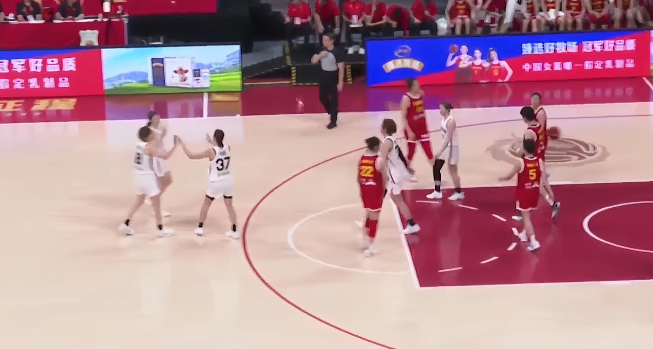 热身赛四连胜！
中国女篮今晚以93比61大胜日本女篮32分。
这下日本女篮的主教