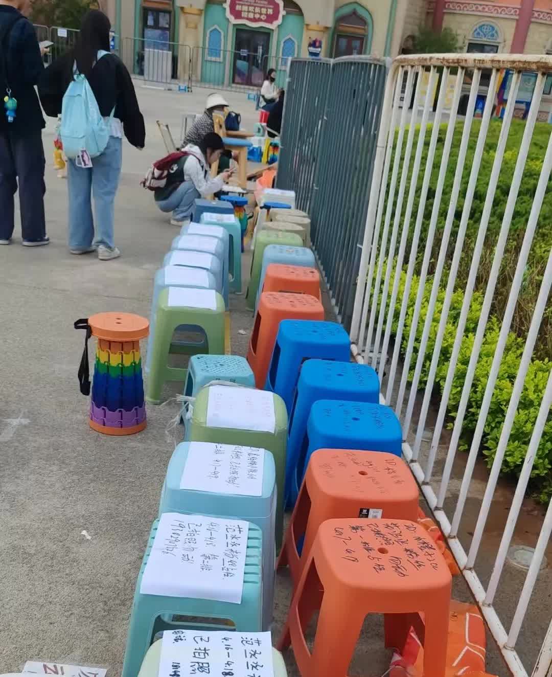 《跑男》本周来西安录制节目，节目组要去的景点外面全是排队的凳子，这些凳子基本都是