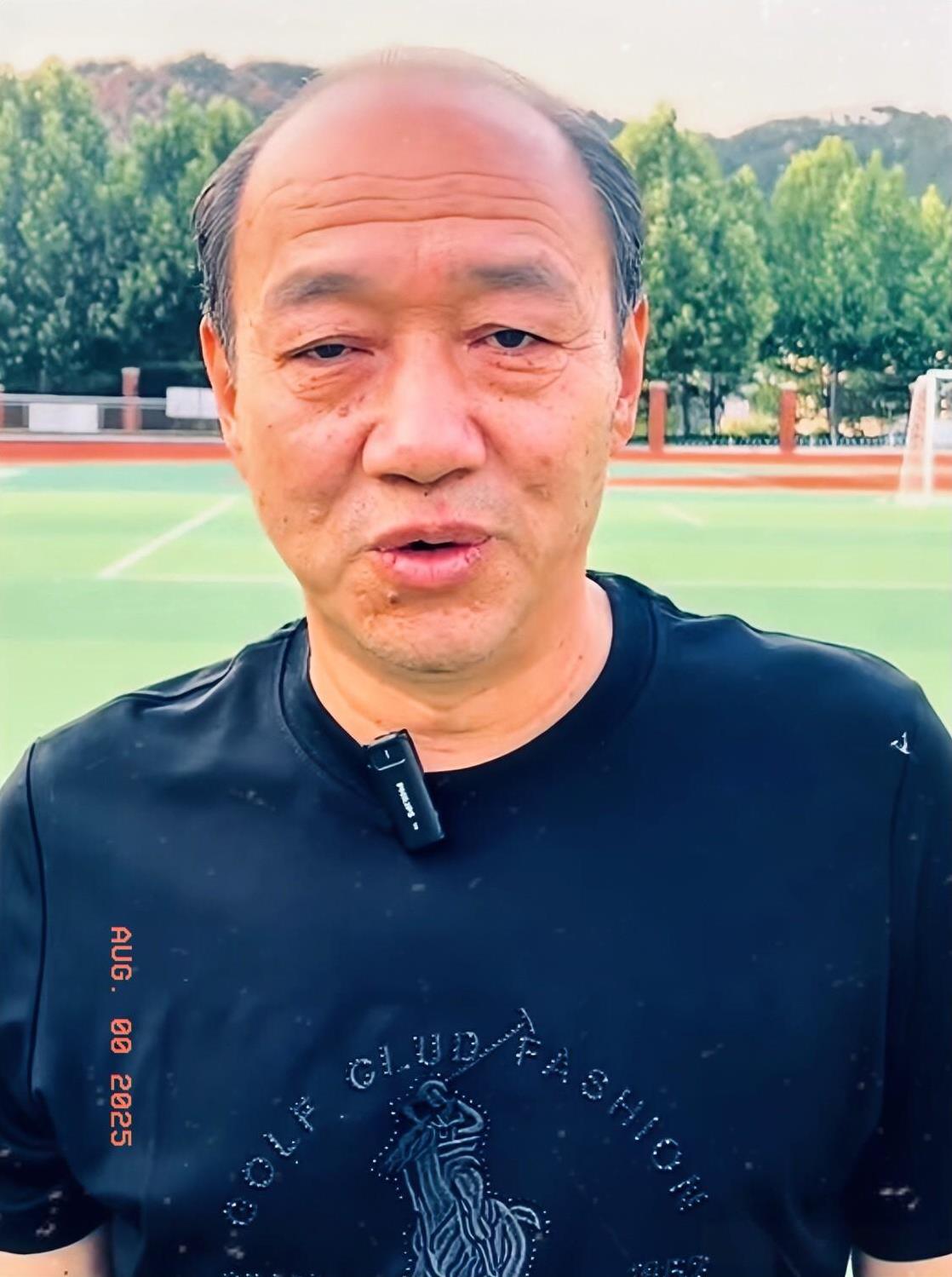青岛足球初代“快马”也肉眼可见的老去了。
作为青岛足球的代表人物，汤乐普其实在八