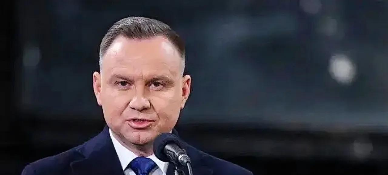 波兰前总统杜达终于认清了泽连斯基的真面目。杜达称，乌克兰总统泽连斯基一开始就想把
